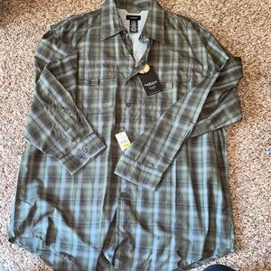 Van Heusen Traveler wash and wear wrinkle free with secure pocket closures